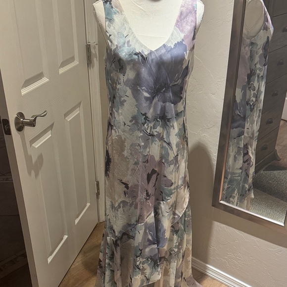 RM Richards beautiful and elegant muted floral V-Neck Midi Dress - Picture 1 of 9
